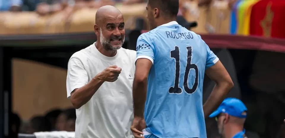 Entrenador dando instrucciones a jugador en el banquillo