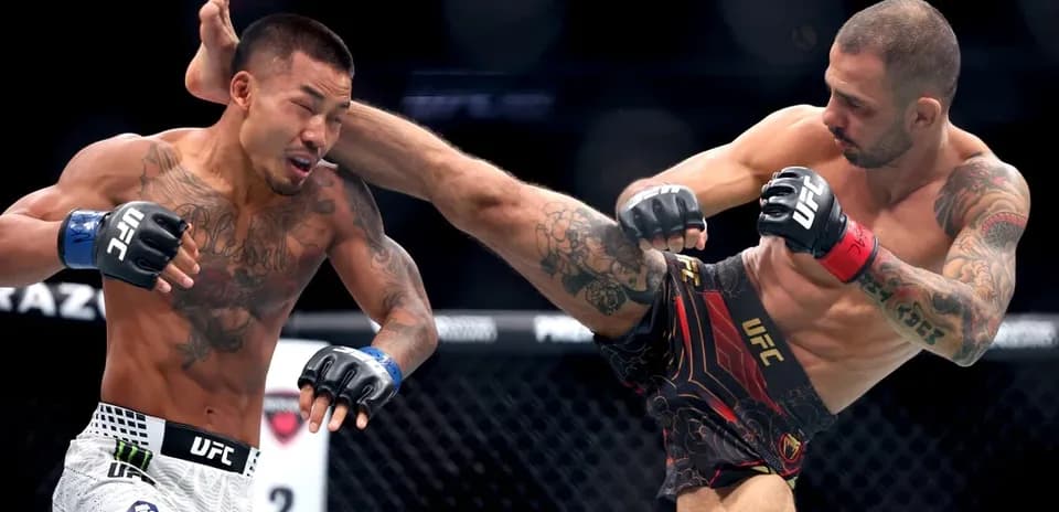 Luchador lanza una patada a su oponente en UFC