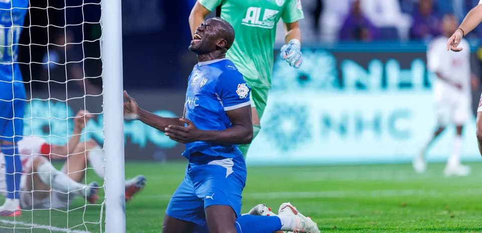 Jugador en uniforme azul arrodillado tras fallar una oportunidad