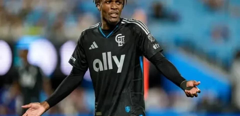 Jugador en camiseta negra gesticulando durante el partido