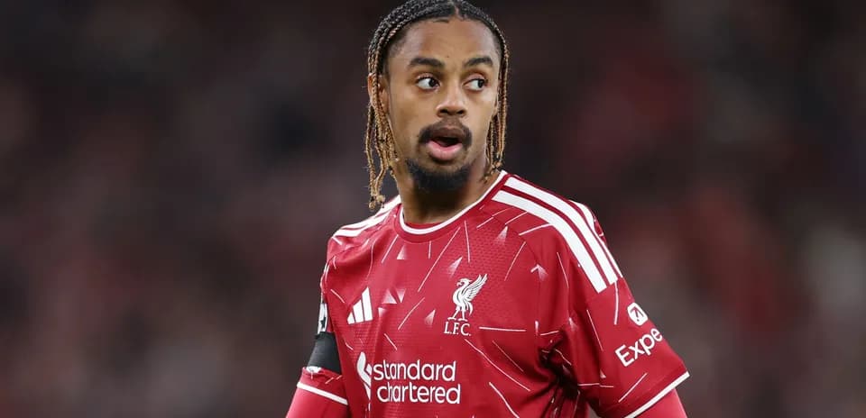 Jugador de Liverpool en acción durante el partido