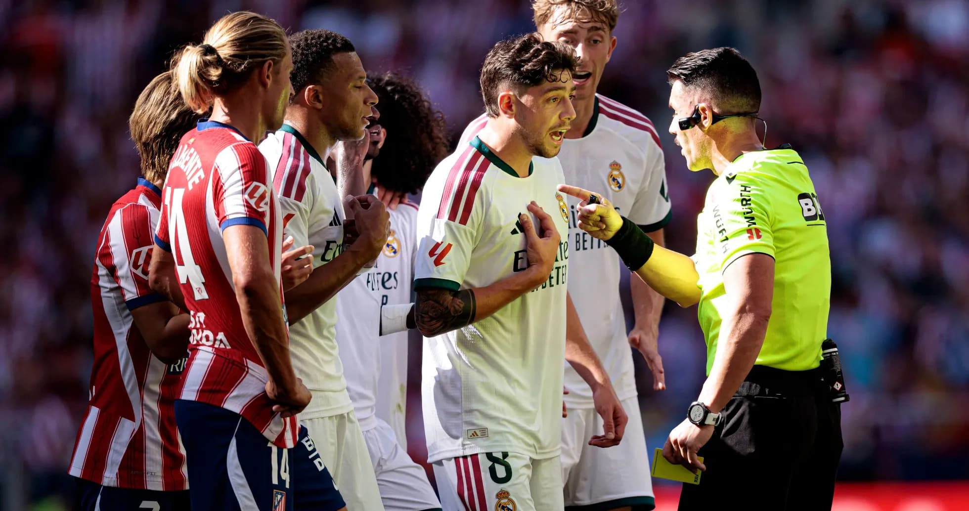 Jugadores discutiendo con el árbitro durante el partido