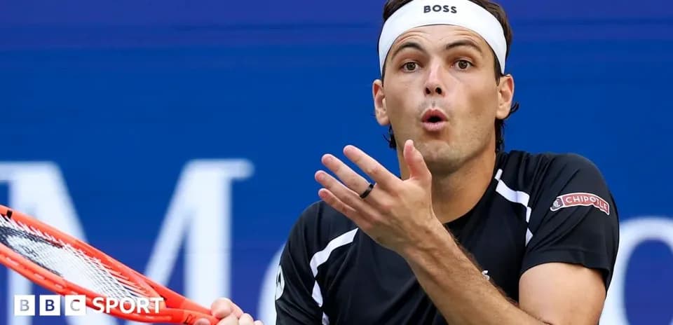 Jugador de tenis con raqueta en el torneo