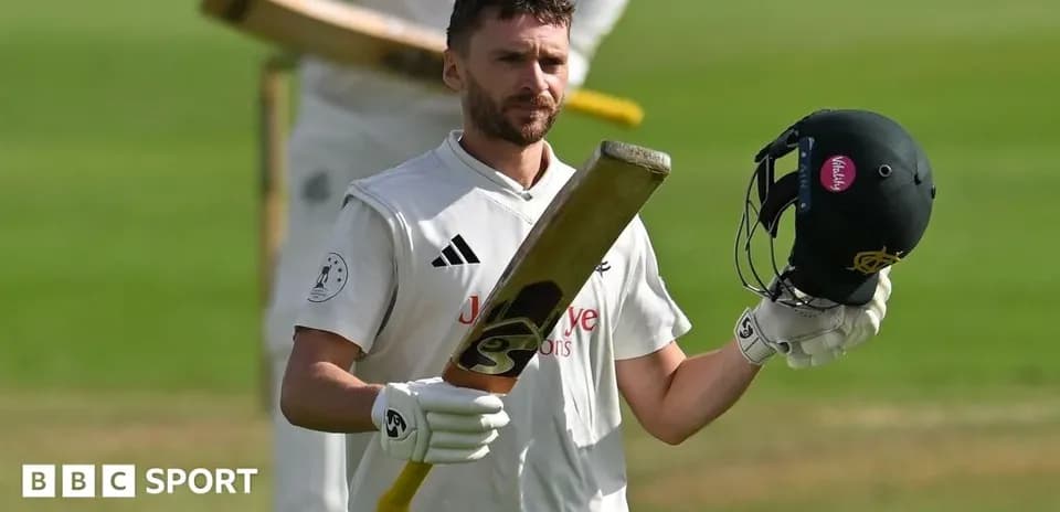 Jugador de cricket levantando el bate y casco