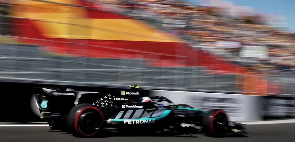 Coche de Fórmula 1 en carrera en circuito