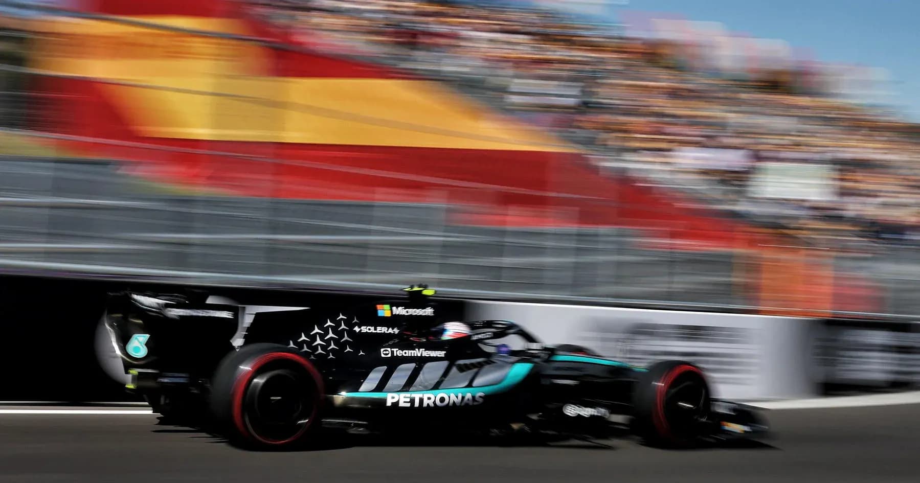 Coche de Fórmula 1 en carrera en circuito