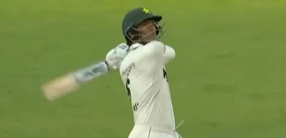 Jugador de cricket golpeando la pelota con el bate