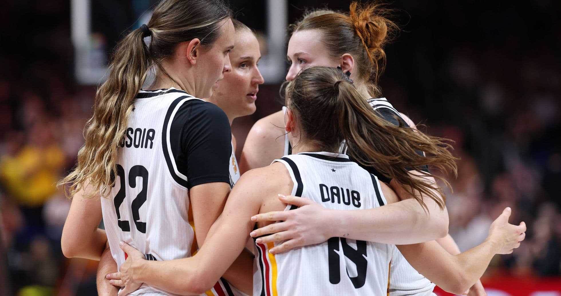Jugadoras abrazándose durante un partido de baloncesto