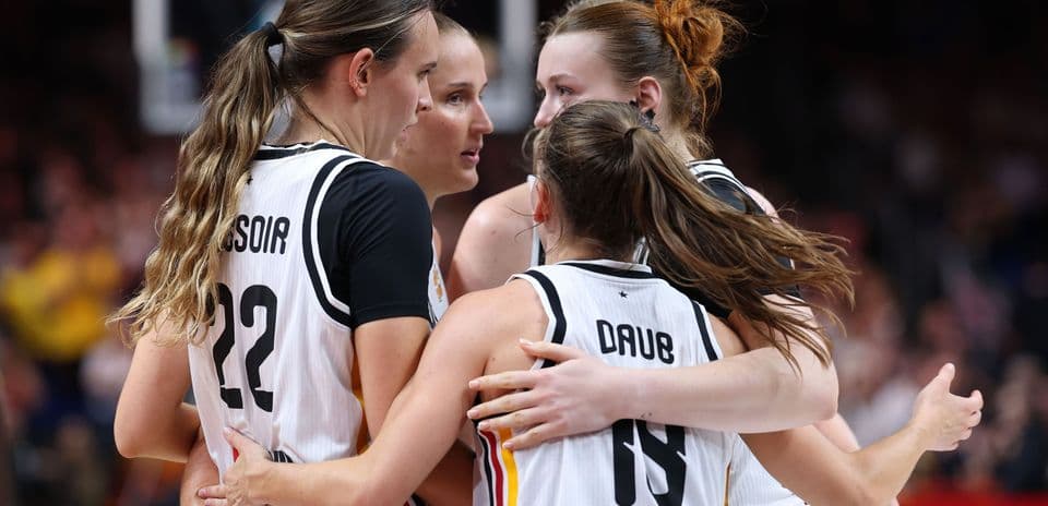 Jugadoras abrazándose durante un partido de baloncesto