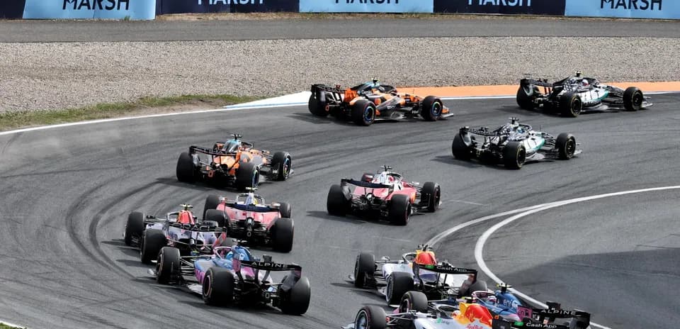 Varios coches de Fórmula 1 en una curva de carrera