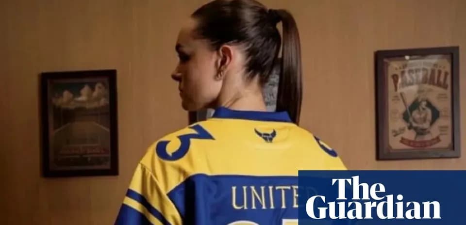 Mujer con camiseta amarilla y azul de espaldas