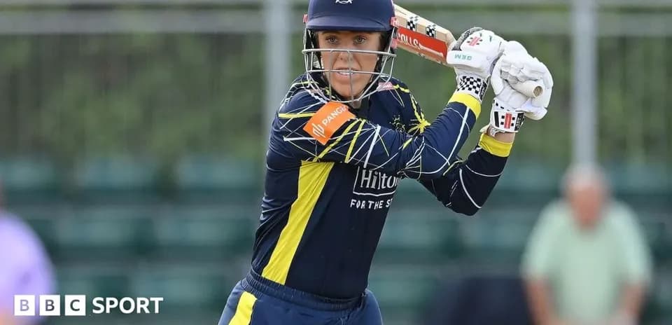 Jugadora de cricket lista para batear en el partido