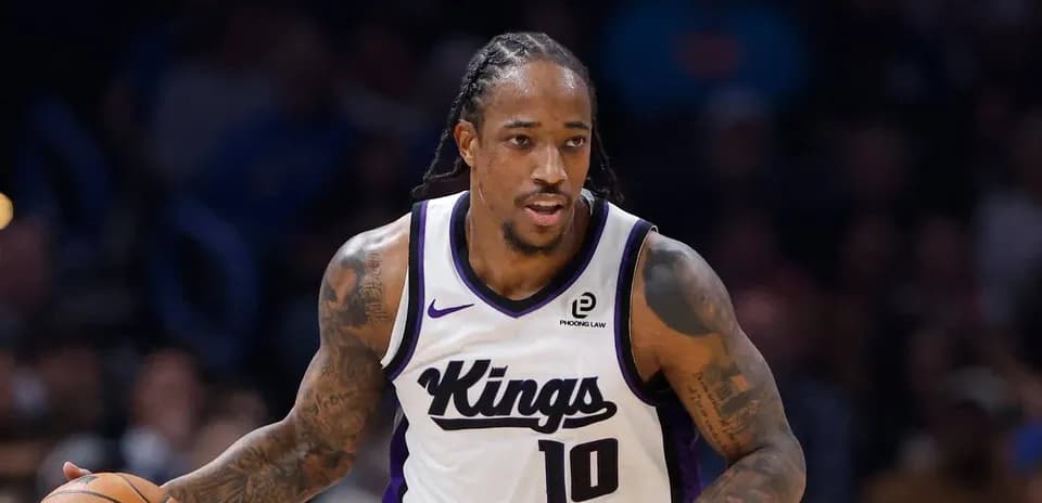Jugador de los Kings driblando el balón en partido