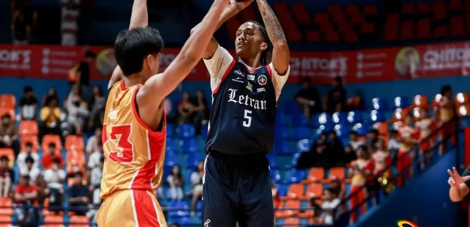 Jugador lanzando el balón durante un partido de baloncesto