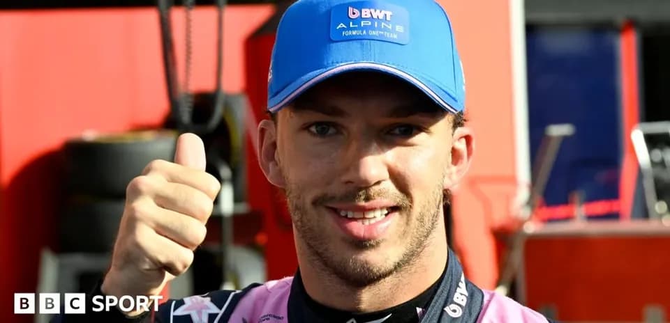 Piloto de Fórmula 1 con gorra sonriendo y pulgar arriba