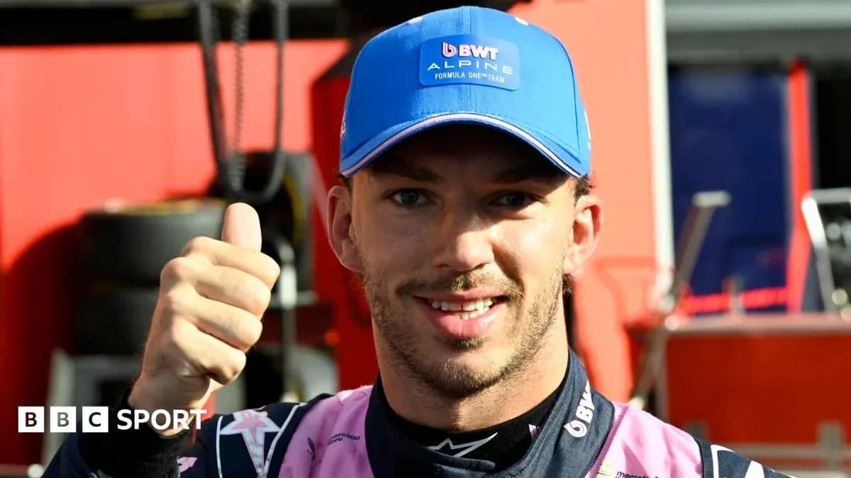 Piloto de Fórmula 1 con gorra sonriendo y pulgar arriba