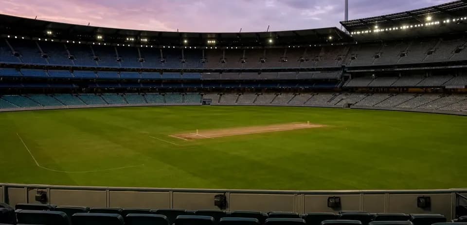 Campo de cricket vacío en el estadio iluminado