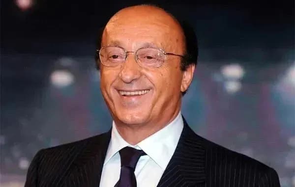 Hombre sonriendo en un evento de prensa