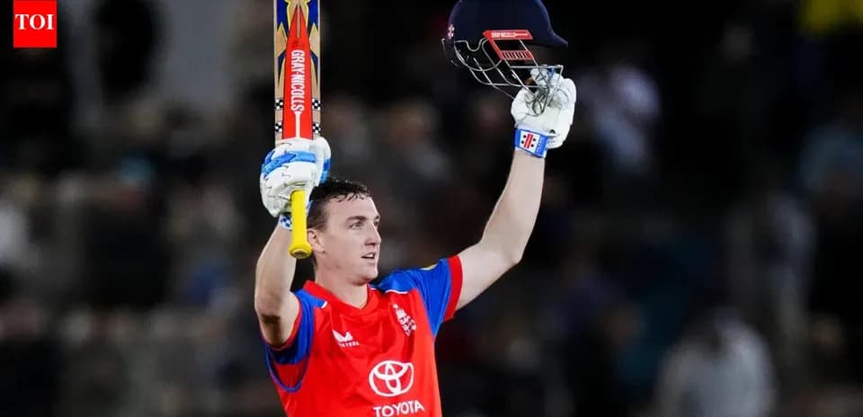 Jugador de cricket levantando su bate y casco