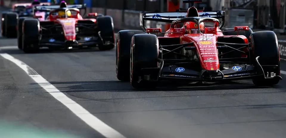 Dos coches de Fórmula 1 de Ferrari en pista