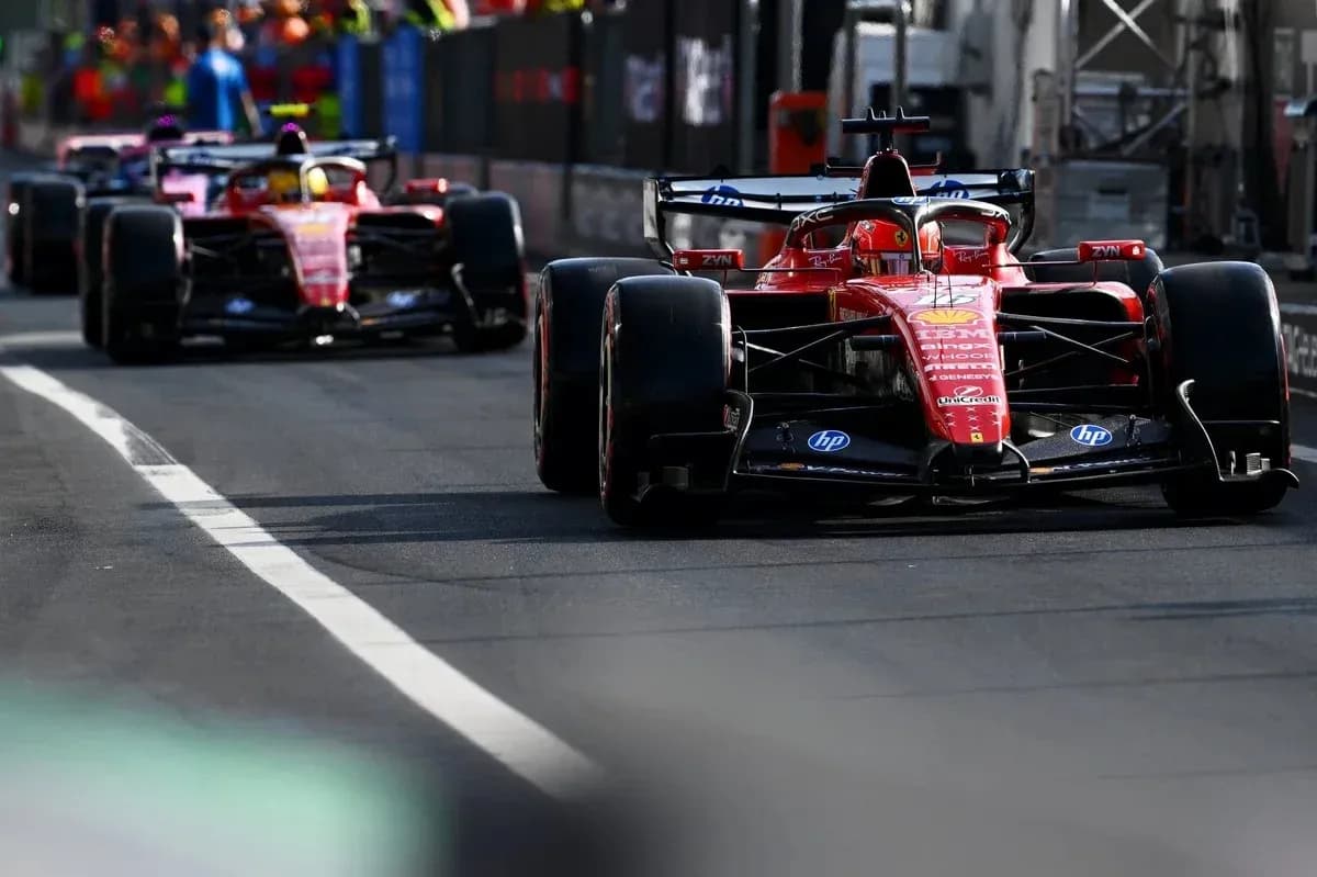 Dos coches de Fórmula 1 de Ferrari en pista