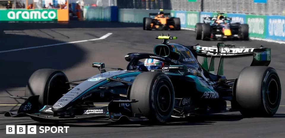 Coche de Fórmula 1 compitiendo en pista