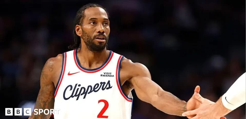Jugador de los Clippers extendiendo la mano a compañero