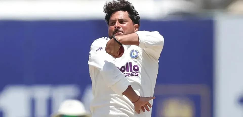 Jugador lanzando durante partido de cricket