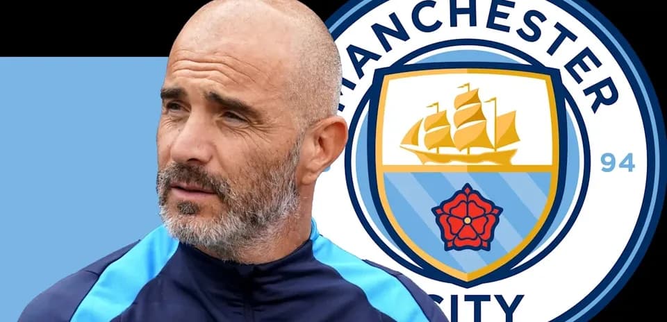 Entrenador junto al escudo de Manchester City