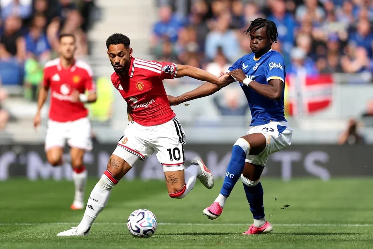 Jugador de Manchester United driblando a rival de Everton