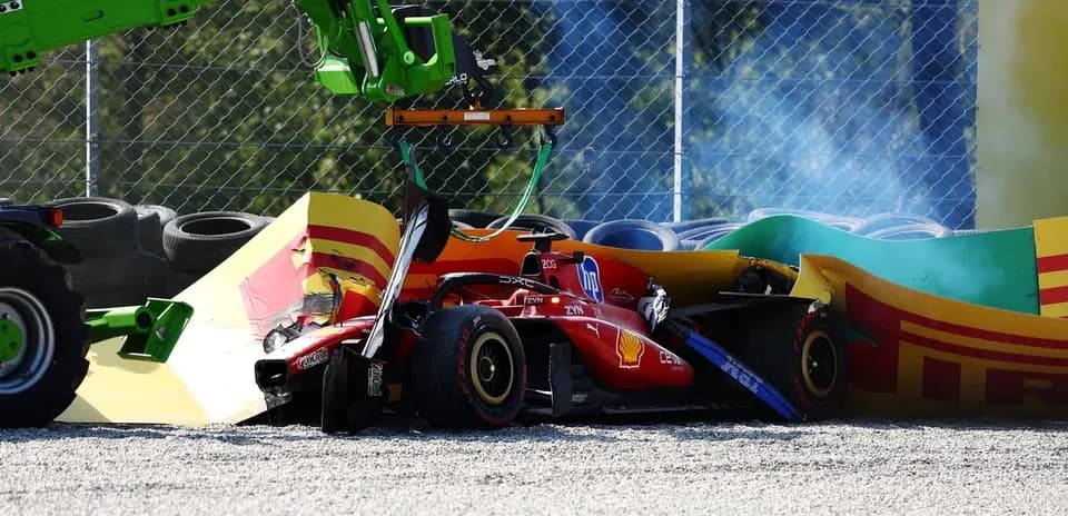 Coche de Fórmula 1 chocado contra barrera en pista