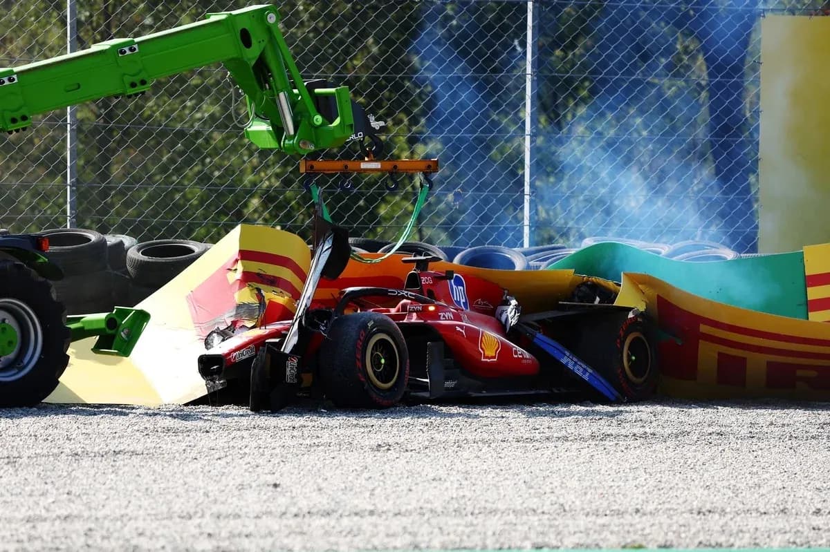 Coche de Fórmula 1 chocado contra barrera en pista