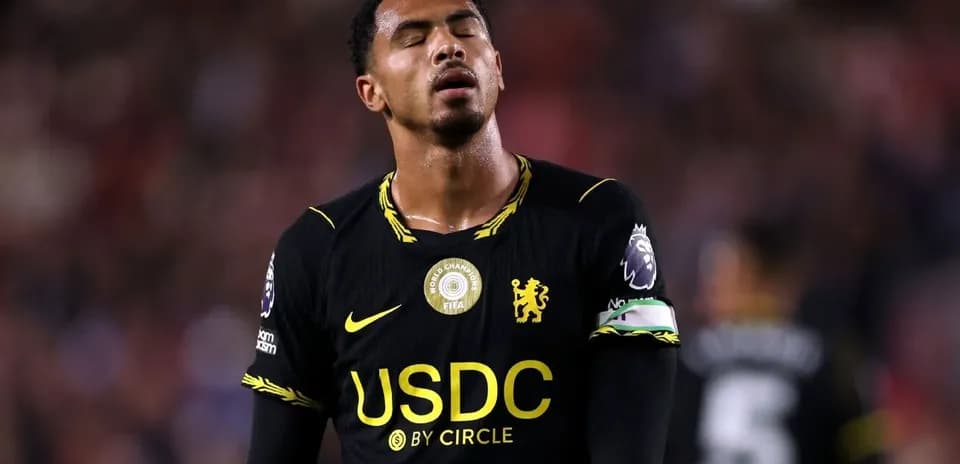 Jugador de Chelsea con la mirada hacia abajo en el campo