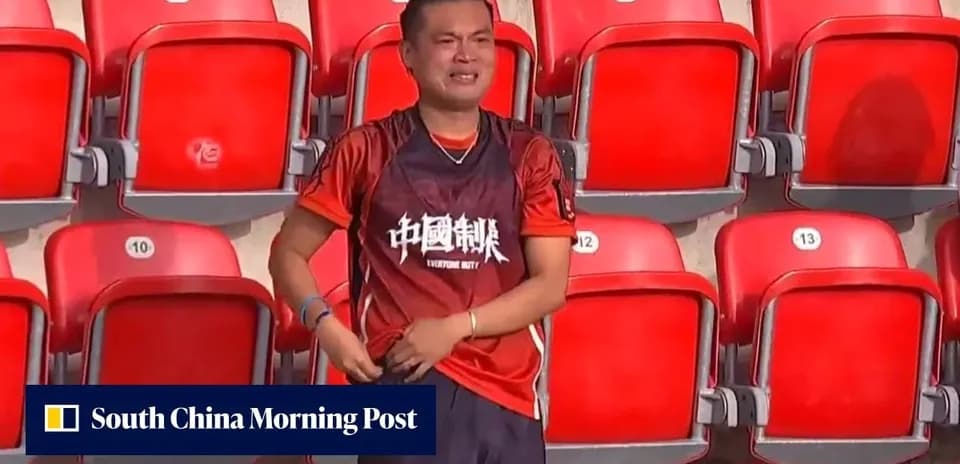 Espectador con camiseta en estadio vacío