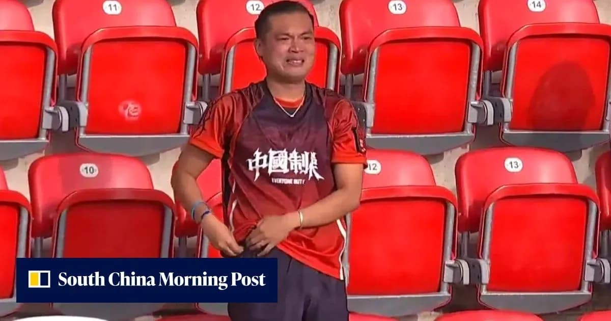 Espectador con camiseta en estadio vacío