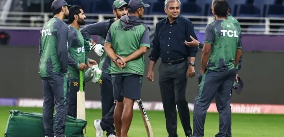 Jugadores de cricket de Pakistán en conversación en el campo