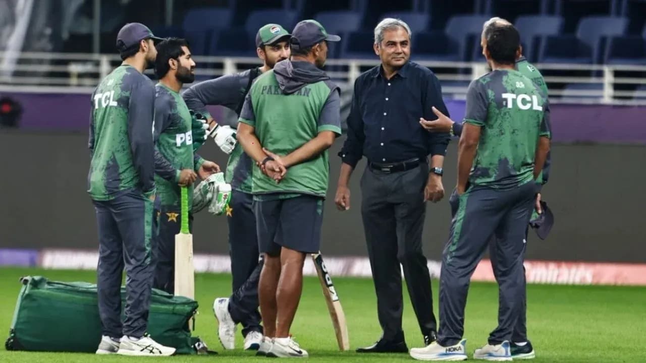 Jugadores de cricket de Pakistán en conversación en el campo