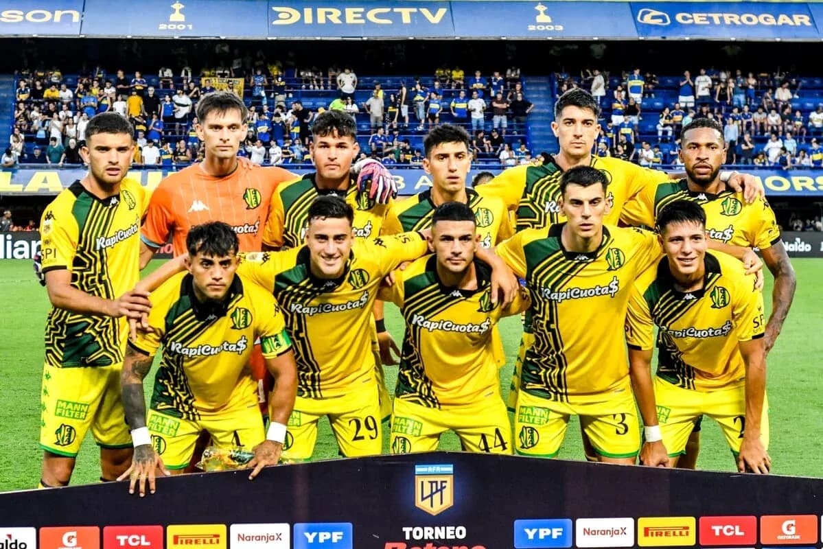 Equipo posando en el campo antes del partido