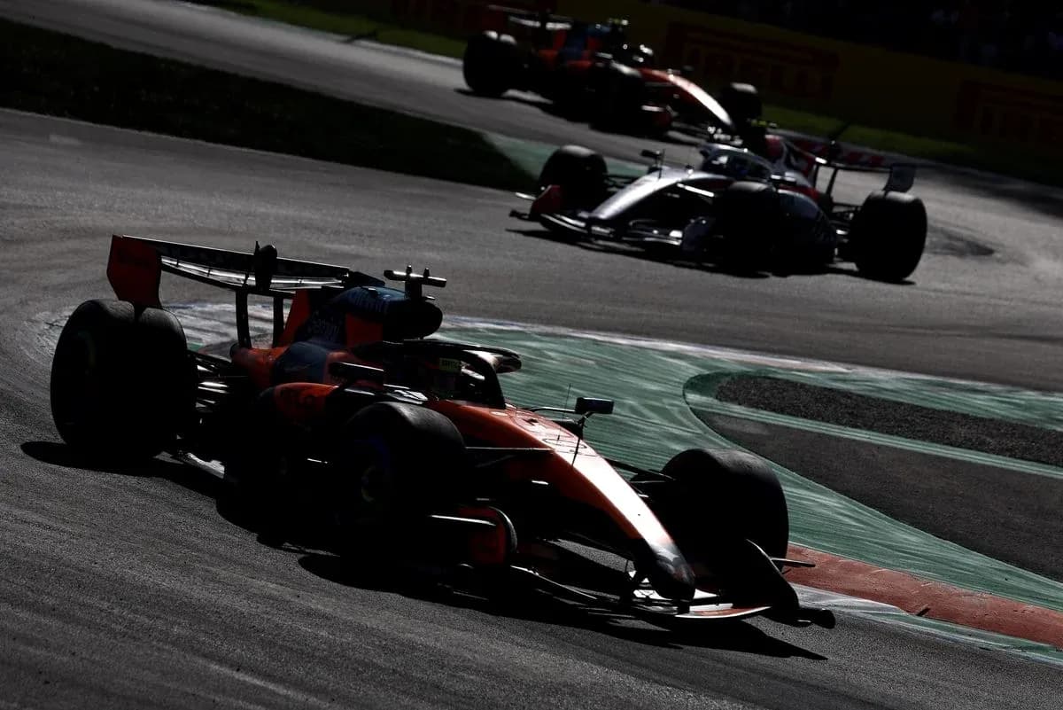 Coche de Fórmula 1 en curva durante la carrera