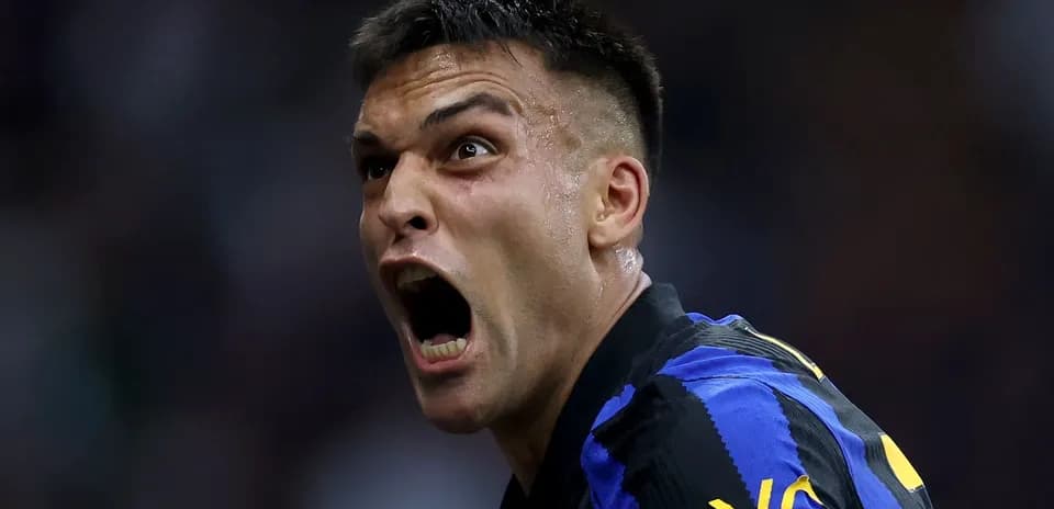 Jugador gritando después de anotar un gol