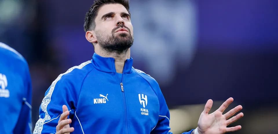 Jugador de Al Hilal mirando al cielo durante calentamiento