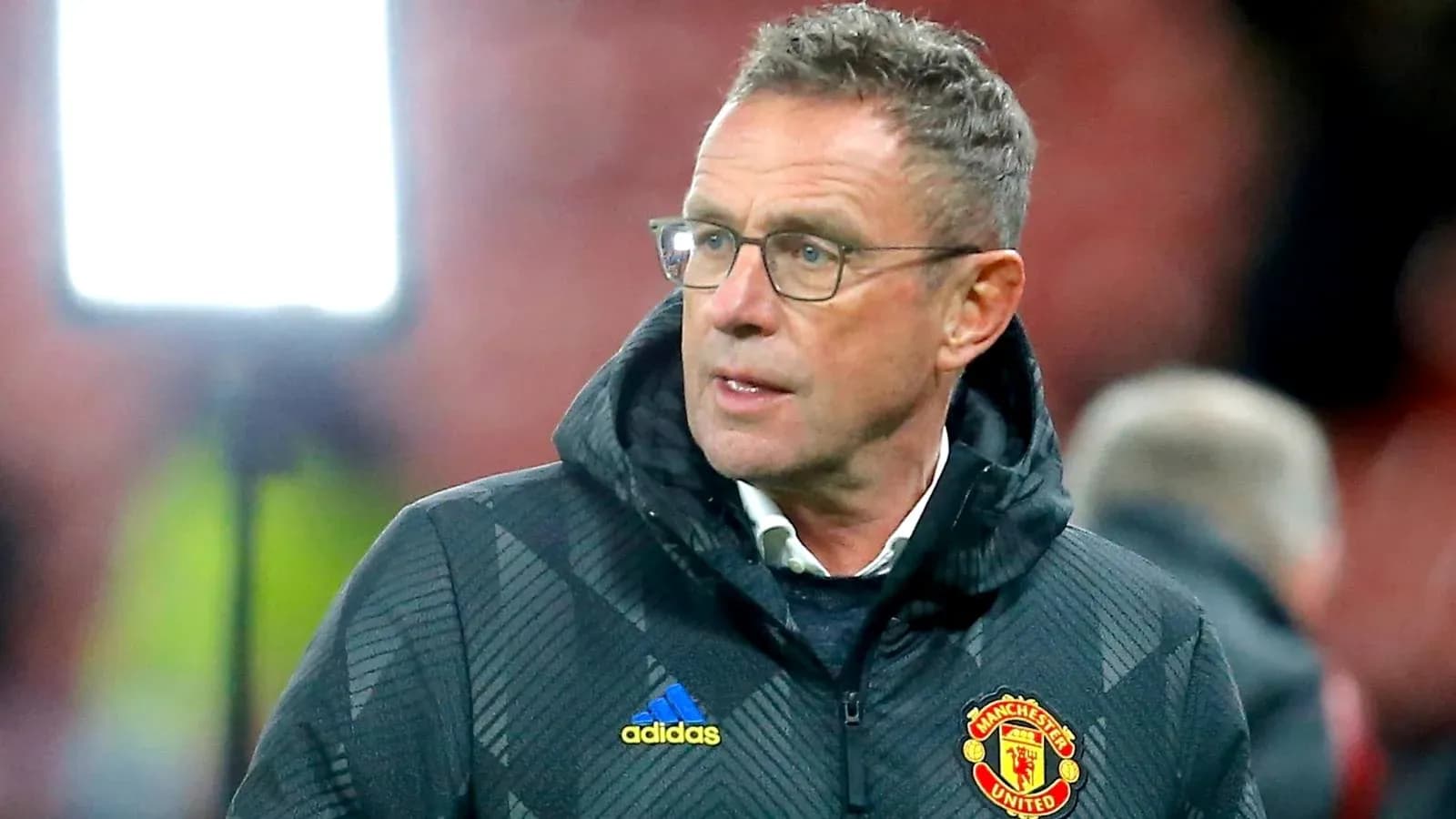 Entrenador de Manchester United en el banquillo
