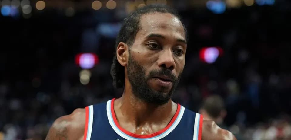 Jugador de baloncesto en la cancha después del partido