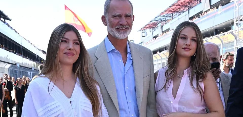 Rey de España con dos jóvenes en evento público