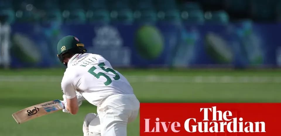 Jugador bateando durante un partido de cricket