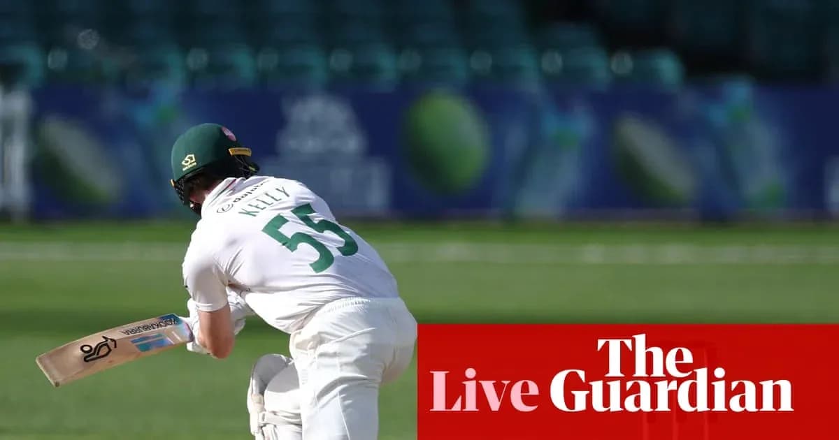 Jugador bateando durante un partido de cricket