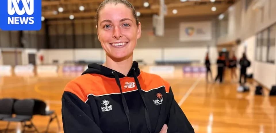 Jugadora de netball sonriente en la cancha