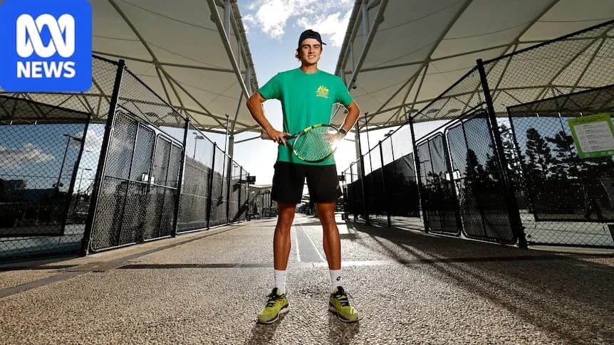 Jugador de tenis posando con raqueta en cancha