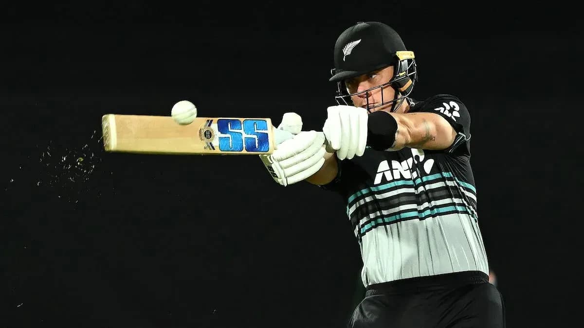 Jugador de cricket golpeando la pelota con el bate