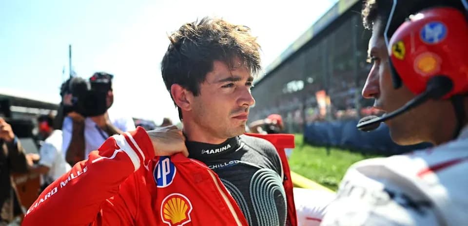 Piloto ajustándose la chaqueta en el circuito